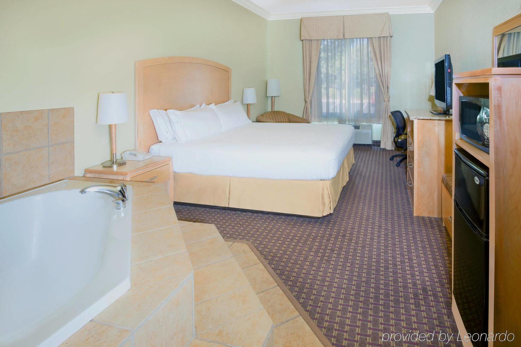 Express & By Ihg 2*