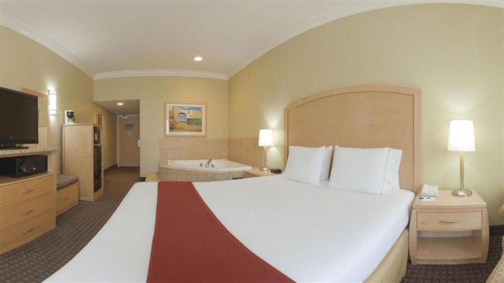 Express & By Ihg Hotel 2*